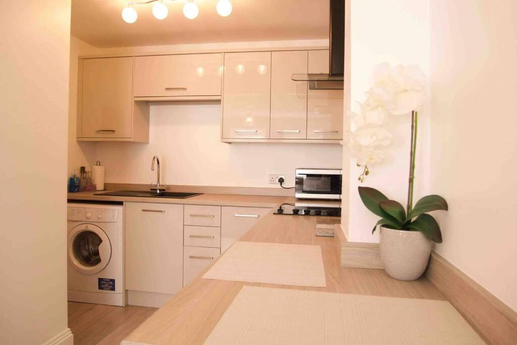 York City Centre, Recently Renovated 2 Bedroom Flat Exterior photo